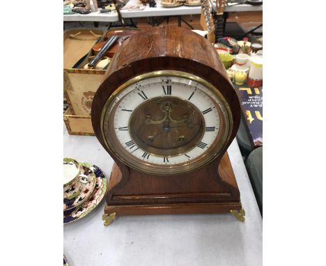 A LARGE VINTAGE MAHOGANY CASED MANTLE CLOCK WITH BRASS FEET HEIGHT 33CM 