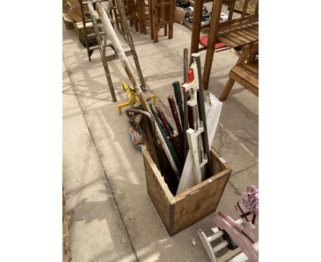 A WOODEN TEA CHEST AND AN ASSORTMENT OF TOOLS TO INCLUDE A SHOVEL AND SHEARS ETC 