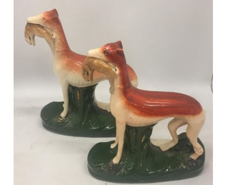A PAIR OF STAFFORDSHIRE HUNTING DOGS, HEIGHT 28CM 