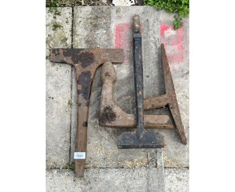 AN ASSORTMENT OF VINTAGE CAST IRON FORGING TOOLS 