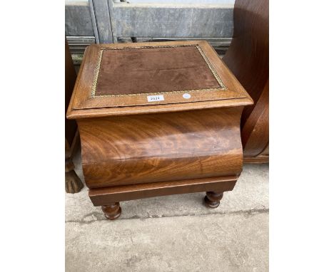 A VICTORIAN MAHOGANY COMMODE WITH CHAMBER POT 