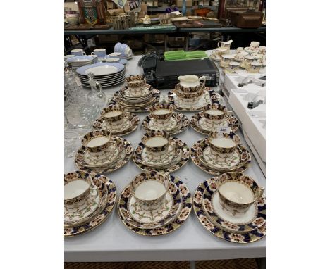 A LARGE EDWARDIAN TEA SET, CUPS, SAUCERS, SIDE PLATES ETC 