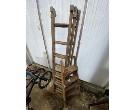 A VINTAGE WOODEN THREE RUNG STEP LADDER AND VINTAGE THREE SECTION 21 RUNG EXTENDABLE WOODEN LADDER 