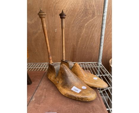 A PAIR OF LARGE WOODEN VINTAGE SHOE STRETCHERS 