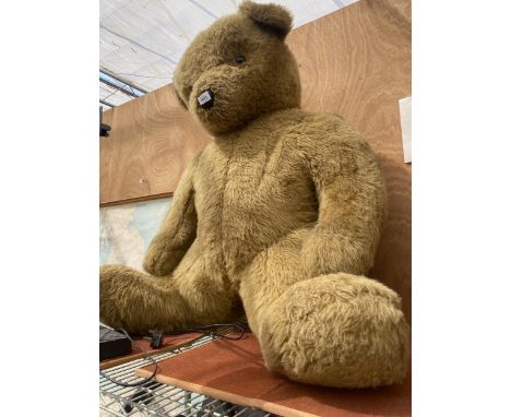 A LARGE VINTAGE TEDDY BEAR (H:94CM) 