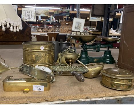A LARGE QUANTITY OF VINTAGE BRASSWARE TO INCLUDE A CHESTNUT ROASTER, 'LIBRASCO' CAST SCALES WITH BRASS PANS, LADEL, TRIVET, P