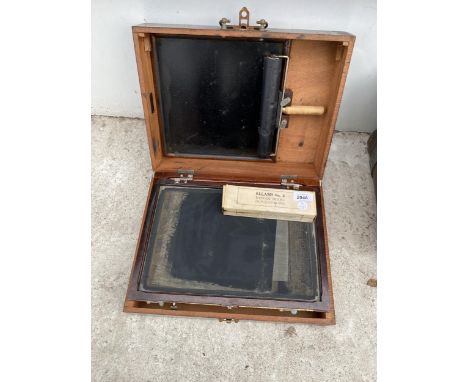 A VINTAGE WOODEN CASED INK PRINTING BOX 