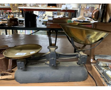 A VINTAGE AVERY SET OF WEIGHING SCALES 