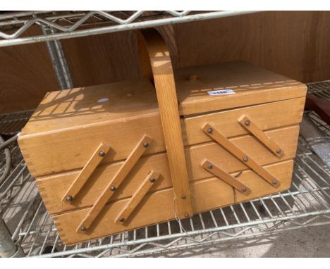 A VINTAGE WOODEN CONCERTINA SEWING BOX CONTAING THREAD ETC 