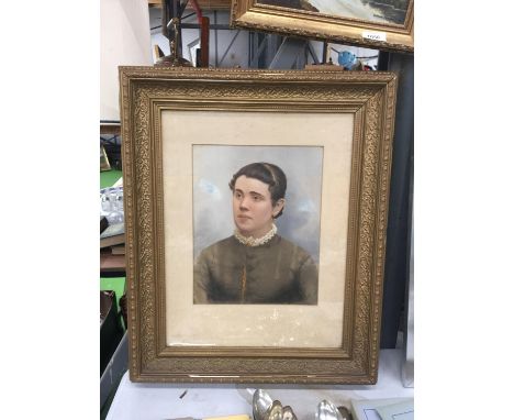 A VINTAGE WATERCOLOUR PORTRAIT OF A LADY 48CM X 58CM TO INCLUDE GILT FRAME 