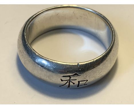 A HEAVY ORIENTAL SILVER RING SIZE M IN A PRESENTATION BOX 