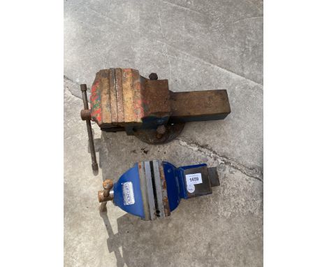 TWO VINTAGE BENCH VICES TO INCLUDE A DRAPER EXAMPLE 