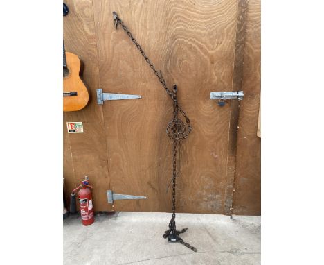 A VINTAGE STYLE CHAIN DESIGN LAMP/SIGN BRACKET 