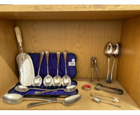 A GROUP OF VINTAGE SILVER PLATED FLATWARE / CUTLERY ITEMS ETC 