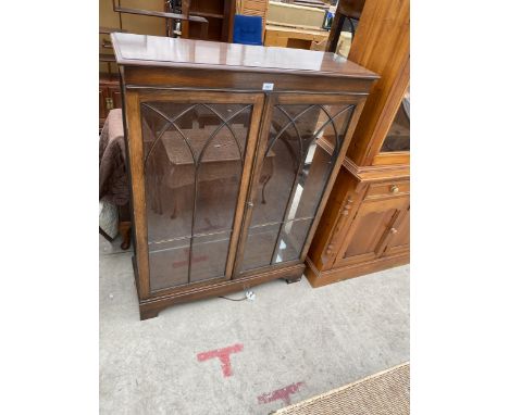 AN OAK DISPLAY CABINET WITH TWO GLAZED PANEL DOORS AND GLAZED SIDE PANELS 