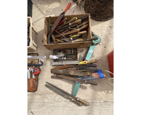 A MIXED LOT OF VINTAGE TOOLS, PLANES ETC 
