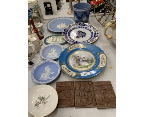 A QUANTITY OF WEDGWOOD ITEMS TO INCLUDE A PLANTER, PLATES AND PLAQUES PLUS TERRACOTTA TILES, MINTON PLATE, ETC 