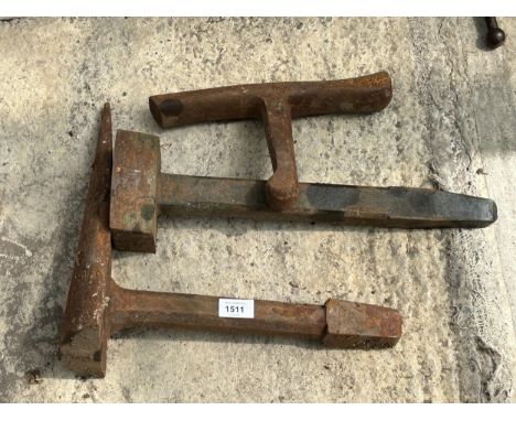 AN ASSORTMENT OF VINTAGE CAST IRON FORGING TOOLS 