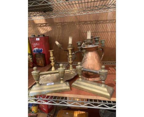 AN ASSORTMENT OF VINTAGE BRASS AND COPPER ITEMS TO INCLUDE A JUG, FIRE DOGS AND CANDLESTICKS ETC 