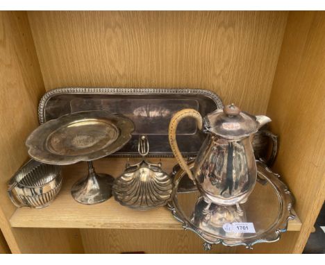 A MIXED LOT OF VINTAGE SILVER PLATED ITEMS TO INCLUDE SALVER WITH BALL AND CLAW FEET, COFFEE POT ETC 
