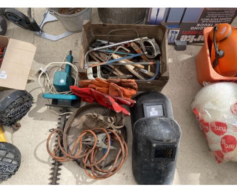 A MIXED LOT TO INCLUDE WELDING MASKS, HEDGETRIMMER, HAND TOOLS ETC 