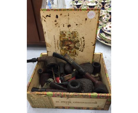 A COLLECTION OF VINTAGE SMOKER'S PIPES 