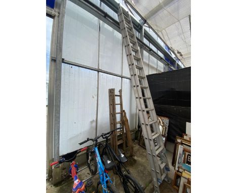 A TWO SECTION 22 RUNG ALUMINIUM EXTENDING LADDER 