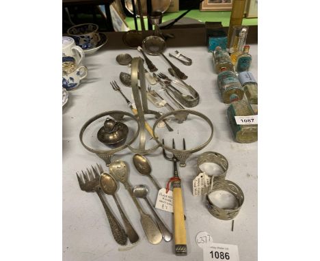 A MIXED GROUP OF SILVER PLATED ITEMS, NAPKIN RINGS, FLATWARE ETC 