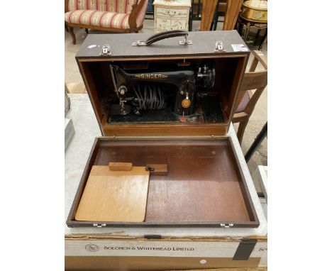 A VINTAGE CASED SINGER SEWING MACHINE 