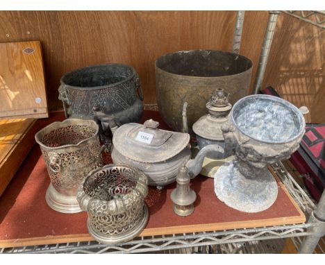 AN ASSORTMENT OF VINTAGE ITEMS TO INCLUDE A TEAPOT, PLANTERS AND A SUGAR SHAKER ETC 