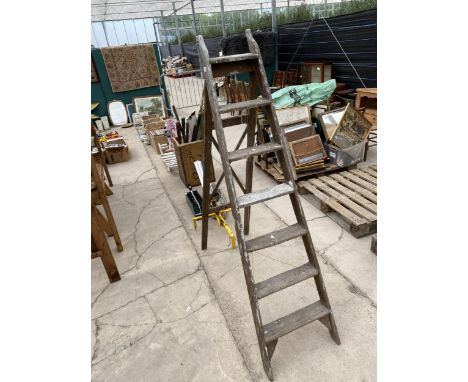 A VINTAGE WOODEN SIX RUNG STEP LADDER 