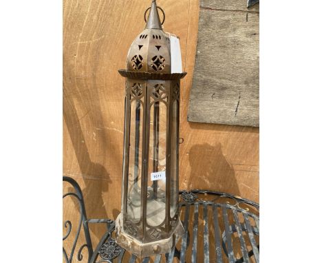 A DECORATIVE VINTAGE STYLE METAL CANDLE LANTERN 
