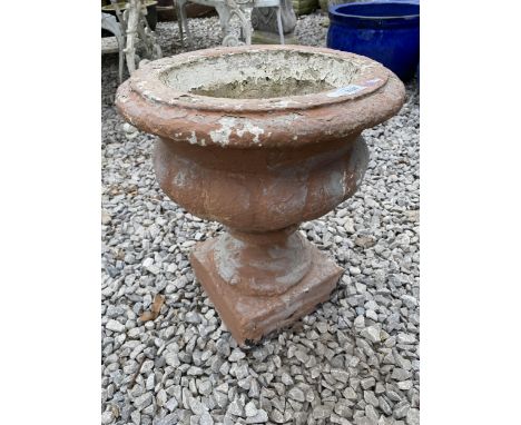 A RECONSTITUTED STONE GARDEN URN PLANTER 