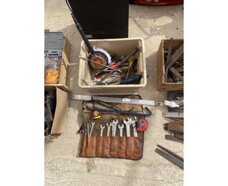 A MIXED LOT OF VINTAGE TOOLS, SPANNER SET IN FOLDING CASE ETC 