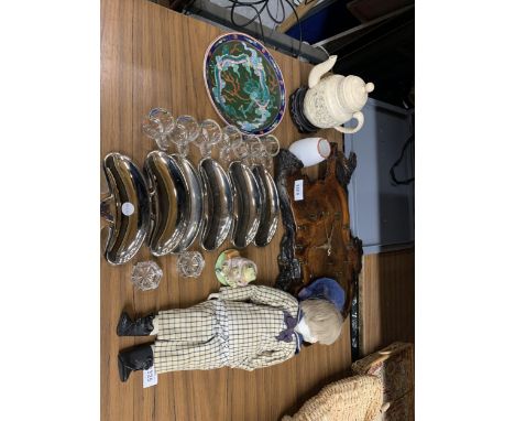 A MIXED LOT TO INCLUDE CHINESE ENAMEL DESIGN DRAGON DISH, ORIENTAL RESIN TEAPOT AND STAND, WOODEN CLOCK, BEATRIX POTTER JEREM