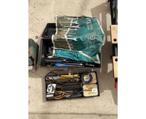 A MIXED LOT OF VINTAGE TOOLS, SPANNER SET ETC 