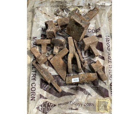 AN ASSORTMENT OF VINTAGE CAST IRON FORGING TOOLS 