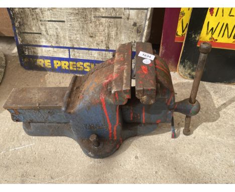 A VINTAGE HEAVY DUTY CAST BENCH VICE 