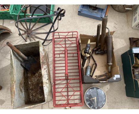 A MIXED LOT OF VINTAGE TOOLS AND FURTHER ITEMS, METAL GARDEN LANTERN, HANDHELD BRASS BURNER, WIRE TRAY ETC 