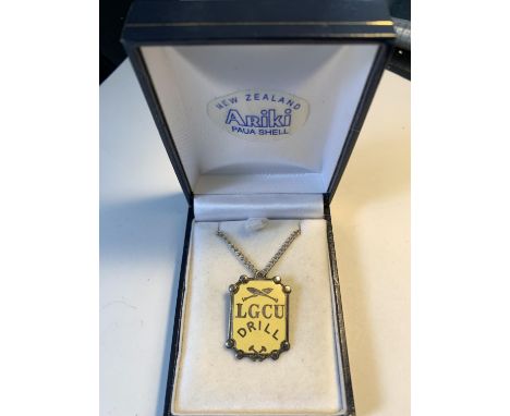 A SILVER NCKLACE WITH ENAMEL PENDANT IN A PRESENTATION BOX 