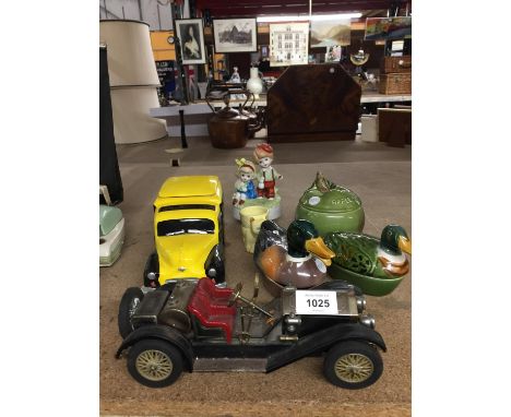 A MIXED LOT TO INCLUDE TWO SMALL DUCK EGG CROCKS, A CERAMIC RINGTONS TEA CADDY IN THE SHAPE OF A VAN, AN APPLE SAUCE POT, CAT