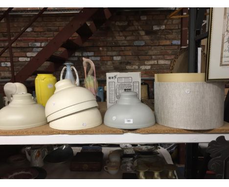 A QUANTITY OF VINTAGE STYLE CEILING LIGHT SHADES PLUS A LARGE LAMP SHADE 