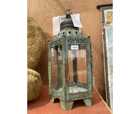 A DECORATIVE VINTAGE STYLE METAL CANDLE LANTERN 