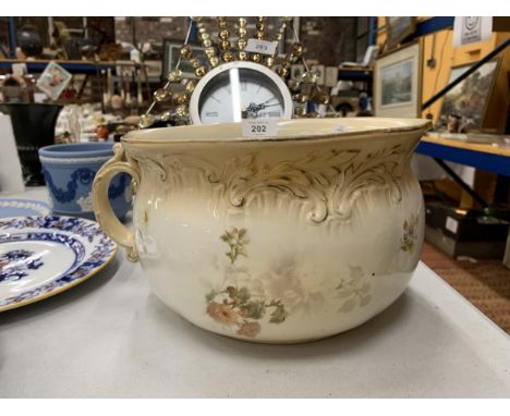 A VINTAGE DOULTON CHAMBER POT 