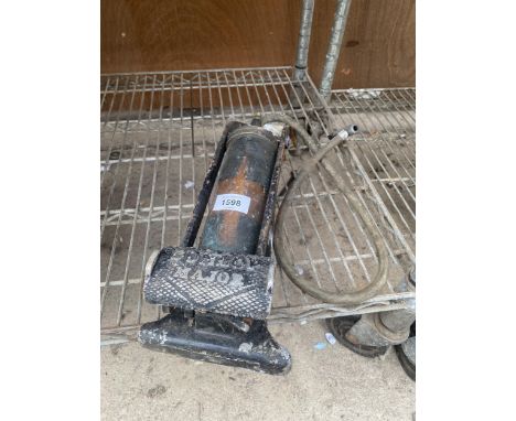 A VINTAGE DUNLOP MAJOR FOOT PUMP 