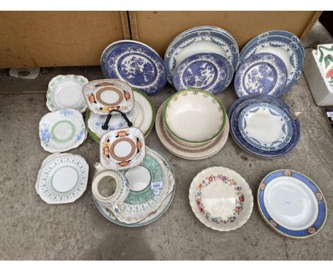 AN ASSORTMENT OF CERAMIC PLATES TO INCLUDE A NUMBER OF BLUE AND WHITE PLATES 