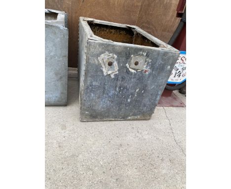 A VINTAGE GALVANISED TANK PLANTER (59CM x 43CM x44CM) 