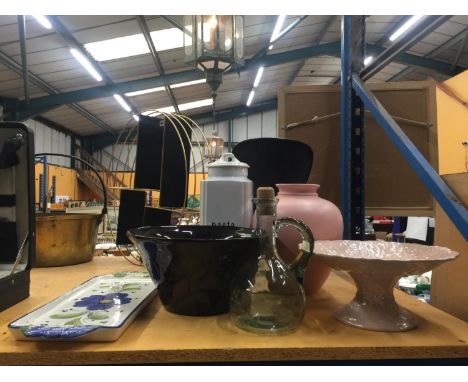 A QUANTITY OF CERAMIC ITEMS TO INCLUDE A CAKE STAND, LARGE BOWL, VASE, CERAMIC TRAY, BOTTLE, ETC 