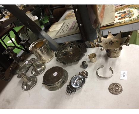 A QUANTITY OF SILVER PLATED ITEMS TO INCLUDE CANDLESTICKS, BOWLS, COASTERS, ETC 