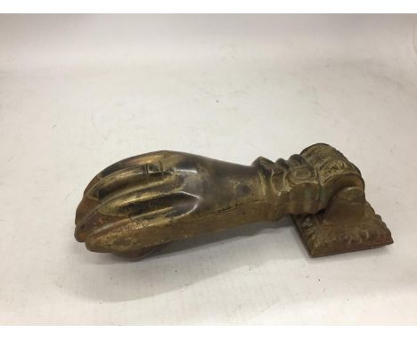 A HEAVY VINTAGE BRASS DOOR KNOCKER IN THE SHAPE OF A HAND 